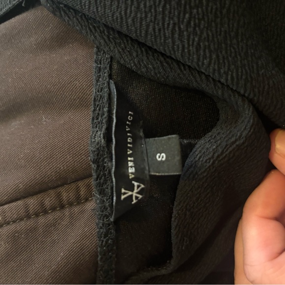 Veni Vidivici Elegant Black Dress With Adjustable Bow Straps - Picture 7 of 10